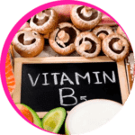 Imagem representando várias formas de vitamina B, incluindo B1, B2, B3, B5, B6, B7 (biotina), B9 (ácido fólico) e B12, essenciais para a saúde geral, incluindo metabolismo energético e funcionamento do sistema nervoso.